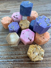 Load image into Gallery viewer, Sugar Hex Drops Sugar Cubes with Flavor & Real Flowers - Vanilla Lemon Cinnamon Butterfly Pea Rose Orange