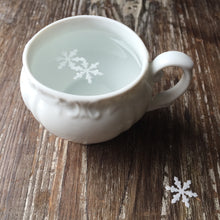Load image into Gallery viewer, Bulk Order Edible Snowflakes for Holiday Cocktails &amp; Signature Drinks